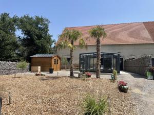 Gîte confortable avec piscine couverte et spa à Couzon - FR-1-489-483