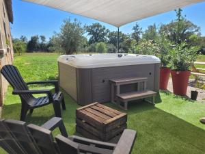 Maisons de vacances Gite renove avec piscine couverte chauffee, spa, climatisation et equipements PMR a Couzon - FR-1-489-483 : photos des chambres