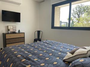 Gîte confortable avec piscine couverte et spa à Couzon - FR-1-489-483