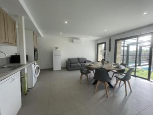 Gîte confortable avec piscine couverte et spa à Couzon - FR-1-489-483