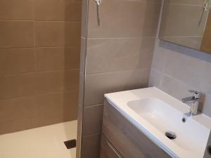 Maison rénovée avec vue sur la campagne, terrasse et jardin à Coutansouze - FR-1-489-478