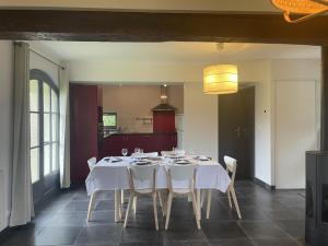 Maisons de vacances Maison de Charme avec Jardin Prive et Randonnees, Ideale pour Familles et Cavaliers - FR-1-489-449 : photos des chambres