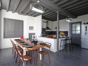 Maisons de vacances Grande maison avec piscine couverte, flipper et charme industriel en pleine campagne - FR-1-497-46 : photos des chambres