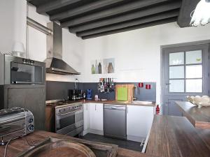 Maison Spacieuse avec Piscine Couverte et Wifi à Laleu - FR-1-497-46