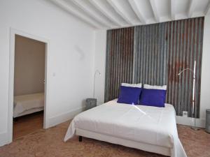 Maison Spacieuse avec Piscine Couverte et Wifi à Laleu - FR-1-497-46