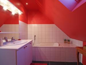 Maison Spacieuse avec Piscine Couverte et Wifi à Laleu - FR-1-497-46