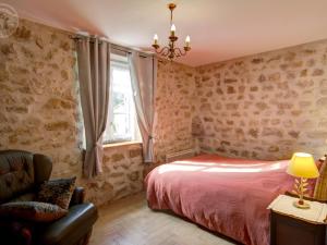 Gîte en pierre à Périgneux, 6 pers, animaux admis - FR-1-496-5