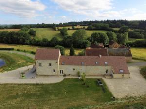 Maisons de vacances Maison restauree avec etang, cheminee, grand jardin, proche foret, ideale pour familles! - FR-1-497-92 : photos des chambres