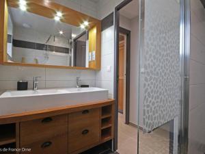 Maisons de vacances Gite charmant et lumineux pres de Bagnoles de l'Orne, jardin, cheminee, teletravail, WIFI inclus - FR-1-497-14 : photos des chambres