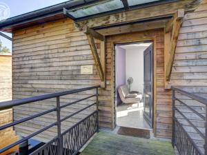 Cabane insolite au bord dun étang, animaux acceptés, terrasse privative - FR-1-496-77