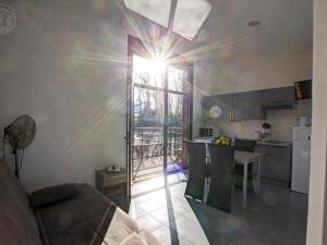 Maisons de vacances Chalets confortables en bord d'etang avec terrasse, parc, activites et spa optionnel ! - FR-1-496-77 : photos des chambres