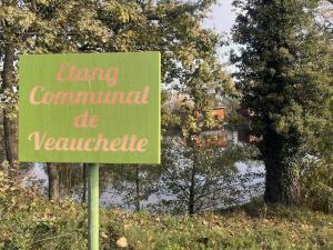 Maisons de vacances Chalets confortables en bord d'etang avec terrasse, parc, activites et spa optionnel ! - FR-1-496-77 : photos des chambres