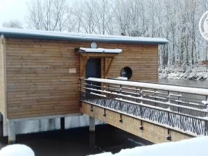 Maisons de vacances Chalets confortables en bord d'etang avec terrasse, parc, activites et spa optionnel ! - FR-1-496-77 : photos des chambres