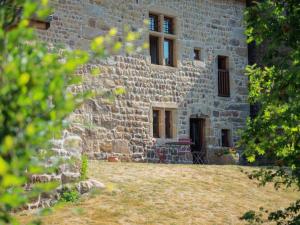Maisons de vacances Gite confortable avec jardin, cheminee, et wifi a Montarcher - FR-1-496-11 : photos des chambres