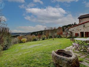 Maisons de vacances Gite confortable avec jardin, cheminee, et wifi a Montarcher - FR-1-496-11 : photos des chambres