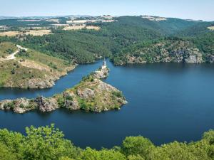 Maisons de vacances Gite confortable avec jardin, cheminee, et wifi a Montarcher - FR-1-496-11 : photos des chambres