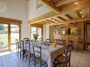 Maisons de vacances Gite de charme avec piscine privative, terrasse, jardin, proche riviere - animaux acceptes - FR-1-496-25 : photos des chambres