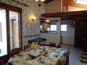 Gîte familial à Saint-Haon-le-Châtel avec piscine et animaux admis - FR-1-496-21