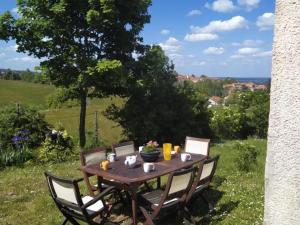 Maisons de vacances Gite familial avec piscine, jardin clos et jeux pour enfants - Saint-Haon-le-Chatel - FR-1-496-21 : photos des chambres
