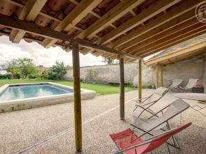 Maisons de vacances Gite historique avec piscine, WiFi, animaux acceptes - FR-1-496-26 : photos des chambres
