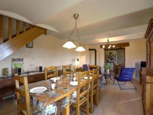 Maisons de vacances Gite cosy avec poele, terrasse et jardin prive a Saint-Forgeux-Lespinasse - FR-1-496-37 : photos des chambres