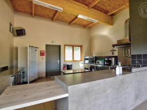 Maisons de vacances Chalet 35m² PMR avec Terrasse, 2 Chambres, Piscine, Activites de Plein Air, Animaux Acceptes - FR-1-496-243 : photos des chambres