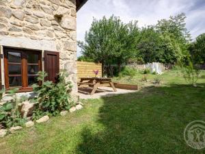 Appartements Gite renove en pierres au coeur du Haut Forez avec terrasse et randonnees a proximite - FR-1-496-59 : photos des chambres