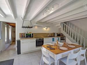 Deux gîtes confortables avec cheminée et piscine commune, animaux admis, pour 13 personnes - FR-1-496-140