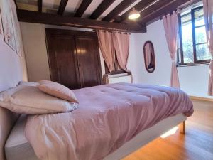 Maisons de vacances Gite de charme avec piscine interieure chauffee, 12/14 personnes - FR-1-496-346 : photos des chambres