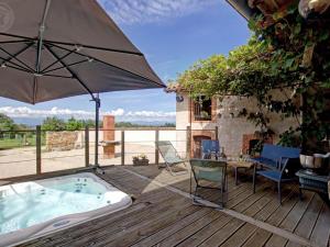 Maisons de vacances Gite spacieux avec piscine et spa en pleine campagne - FR-1-496-296 : photos des chambres