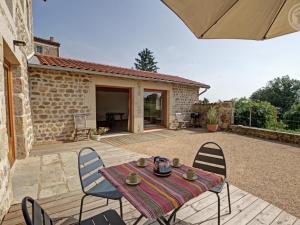 Ferme traditionnelle rénovée avec cour privative à Verrières-en-Forez - FR-1-496-314