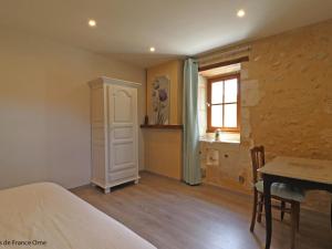 Maisons de vacances Spacieuse longere Percheronne avec jardin, spa, activites familiales et peche a la ferme - FR-1-497-138 : photos des chambres