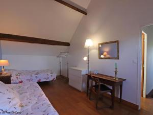 Maisons de vacances Charmante longere avec jardin, jeux exterieurs, bureau teletravail, proche commerces et nature calme - FR-1-497-218 : photos des chambres
