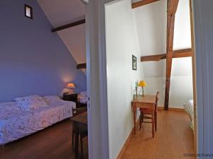 Maisons de vacances Charmante longere avec jardin, jeux exterieurs, bureau teletravail, proche commerces et nature calme - FR-1-497-218 : photos des chambres