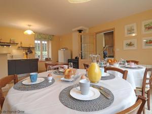 Maisons de vacances Retraite paisible en maison traditionnelle, 4 chambres, jardin arbore, cheminee et nature luxuriante. - FR-1-497-154 : photos des chambres