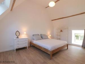 Maisons de vacances Charmante longere avec grand jardin, proche Saint-Fraimbault - FR-1-497-246 : photos des chambres
