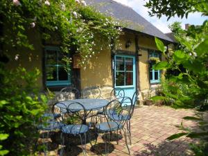 Maisons de vacances Maison Normande avec Jardin, Terrasse et WIFI Inclus - FR-1-497-220 : photos des chambres