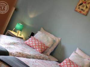 Maison lumineuse avec jardin clos et cheminée, idéale pour familles et amis - FR-1-496-195