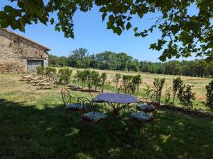 Maisons de vacances Charmante Maison de Campagne avec Piscine Chauffee en Charente - FR-1-653-278 : photos des chambres