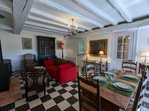 Maisons de vacances Charmante Maison de Campagne avec Piscine Chauffee en Charente - FR-1-653-278 : photos des chambres