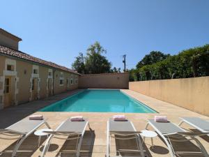 Maisons de vacances Charmante Maison de Campagne avec Piscine Chauffee en Charente - FR-1-653-278 : photos des chambres