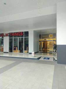 28th Floor Tower C 1-Bedroom Unit with Netflix and Free Wifi