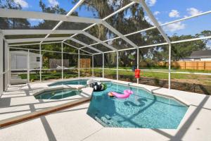 Relaxing Modern Home Sleeps 6 Pool BBQ Firepit