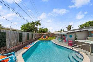 Colorful Heated Pool Home for 10 with Hot Tub, Pizza Oven & More