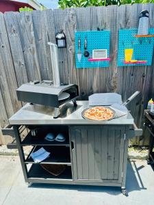 Colorful Heated Pool Home for 10 with Hot Tub, Pizza Oven & More