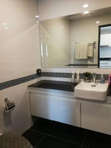 Modern 1-Bedroom Apt Just Steps from Nimman #A307