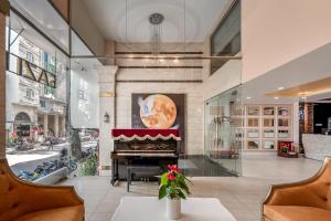 SAZI RESIN HOTEL - Free Nails HairWash