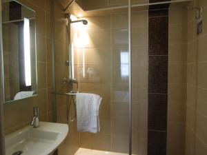 Hotels Kyriad Hotel Montpellier Centre Antigone : photos des chambres