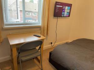 Lodge Park - 2 minutes walk to Stoke Hospital