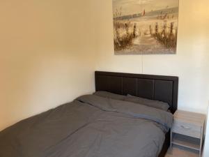 Lodge Park - 2 minutes walk to Stoke Hospital